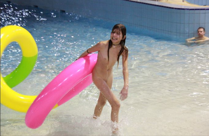 Nudisten ohne Kleidung im Pool video [FKK-Archiv]